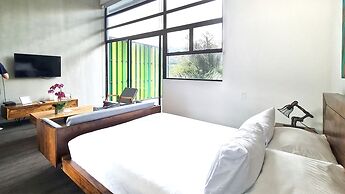 BEE Suites Santa Ana