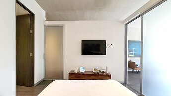 BEE Suites Santa Ana