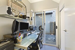 Resort Style Home near Airport & CBD