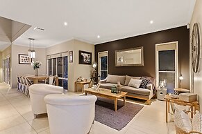 Resort Style Home near Airport & CBD