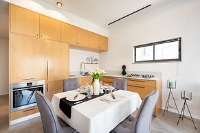 Stylish Apartment with Cozy Vibes by Sea N Rent