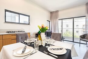 Stylish Apartment with Cozy Vibes by Sea N Rent