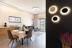 Stylish Apartment with Cozy Vibes by Sea N Rent