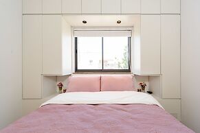 Stylish Apartment with Cozy Vibes by Sea N Rent