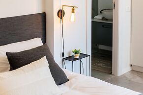 Stylish Apartment with Cozy Vibes by Sea N Rent