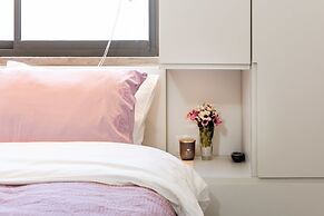 Stylish Apartment with Cozy Vibes by Sea N Rent