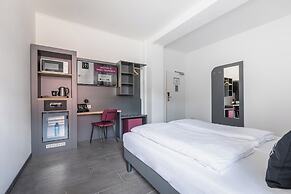 SMARTY Airport Cologne Hotel