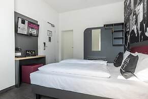 SMARTY Airport Cologne Hotel