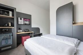 SMARTY Airport Cologne Hotel