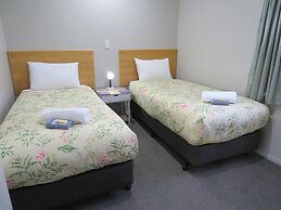 Commodore Court Motel