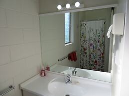 Commodore Court Motel