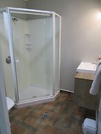 Commodore Court Motel