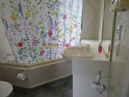 Commodore Court Motel