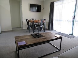 Commodore Court Motel