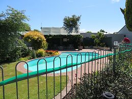 Commodore Court Motel