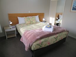 Commodore Court Motel