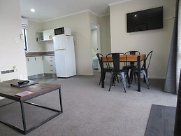 Commodore Court Motel