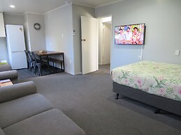 Commodore Court Motel