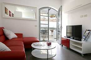 Apartment With Beautiful Terrace in the Historical Center of Pietrasan