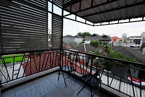 RedDoorz near Plaza Simpang Lima