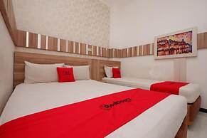 RedDoorz near Plaza Simpang Lima