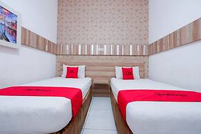 RedDoorz near Plaza Simpang Lima