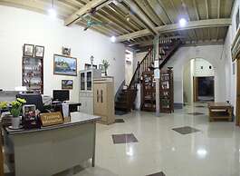 Mr. Charles Guest House - Hostel