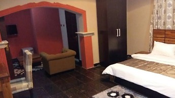 Momak 4 Hotel & Suites
