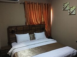 Momak 4 Hotel & Suites