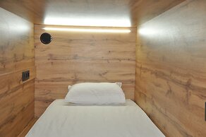 Full House Capsule Hostel