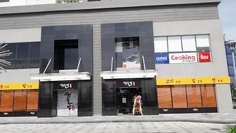 Horse Square Apartment