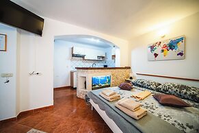 M & J Central Suites