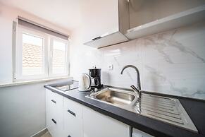 M & J Central Suites