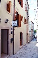 M & J Central Suites