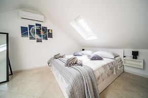 M & J Central Suites