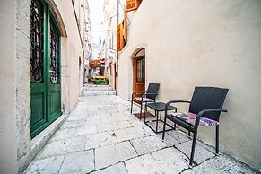 M & J Central Suites