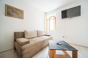 M & J Central Suites