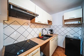 M & J Central Suites