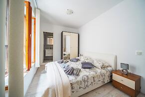 M & J Central Suites