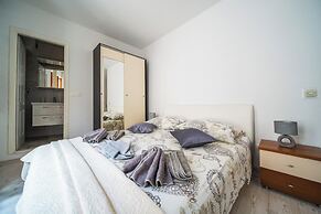 M & J Central Suites