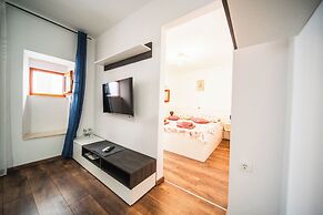 M & J Central Suites