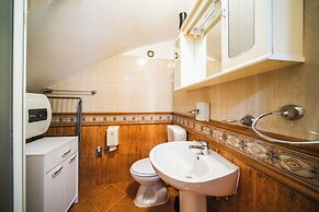 M & J Central Suites