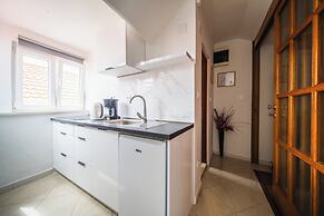 M & J Central Suites