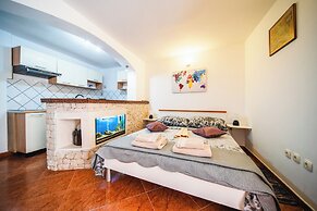 M & J Central Suites