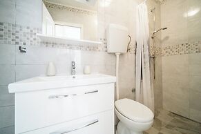 M & J Central Suites