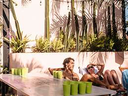 Clandestino - Hostel