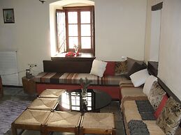 Traditional Guest Home Dimou