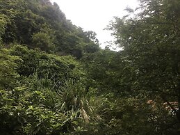 Black Pearl Cat Ba Hostel