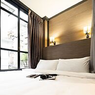 Warm Window Silom - Hostel