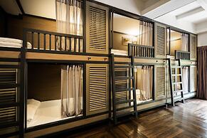 Warm Window Silom - Hostel